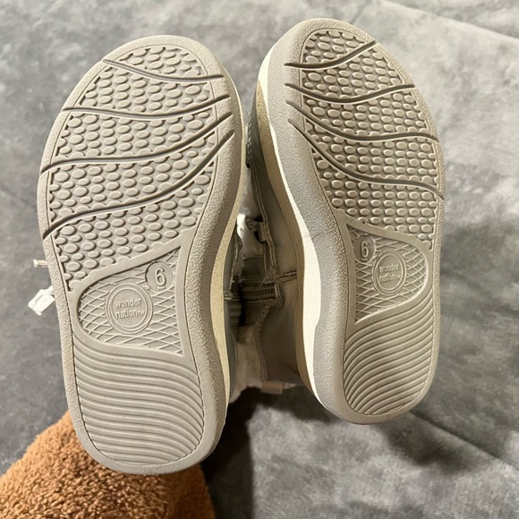 Little girls Snow Boots size 6 worn once silver + white faux Sherpa zipper - Picture 5 of 9